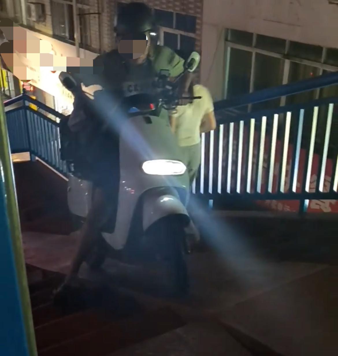 【玉林男子骑电车上天桥结果连人带车摔倒】

近日，网友爆料称：玉林市一名男子骑电