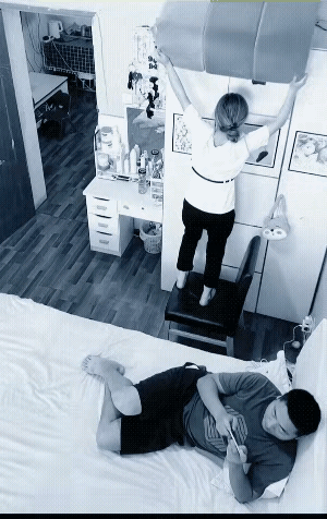 家里女子站在椅子上慌慌张张连声

呼喊求助，一旁窝在沙发里的丈夫

却只顾埋头打