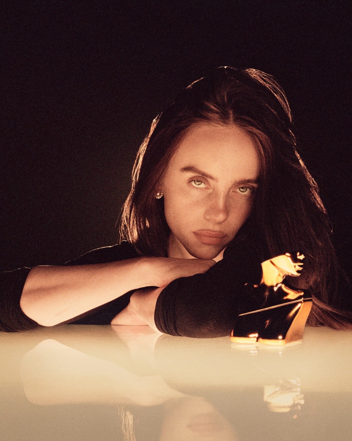 Billie Eilish 个人香水品牌宣传照： 