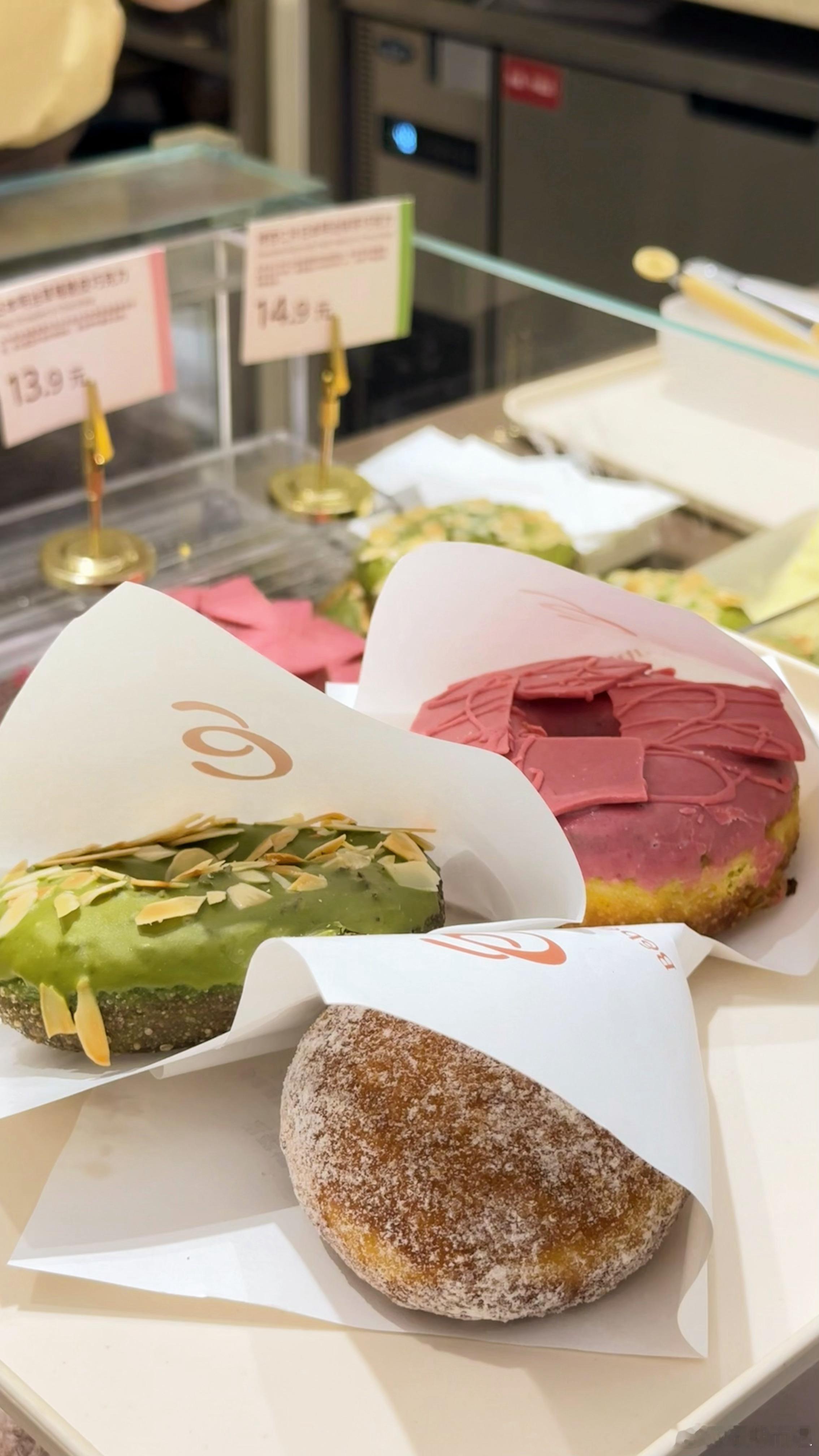 到了买donut的地方 机子睡着了（准确来说他一上车五分钟就睡着了十分钟都没撑到