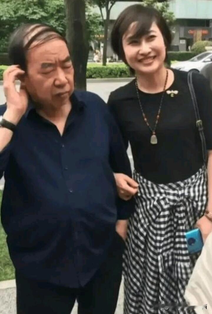 贾平凹和妻子郭梅外出散步时的一张合影，73岁的贾平凹看起来精神不错，气质佳，妻子