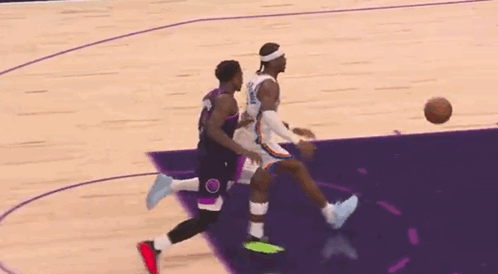 确实推了，也确实假摔了，回放很明显，但亚历山大坐在地上“不好意思”地对华子说：你