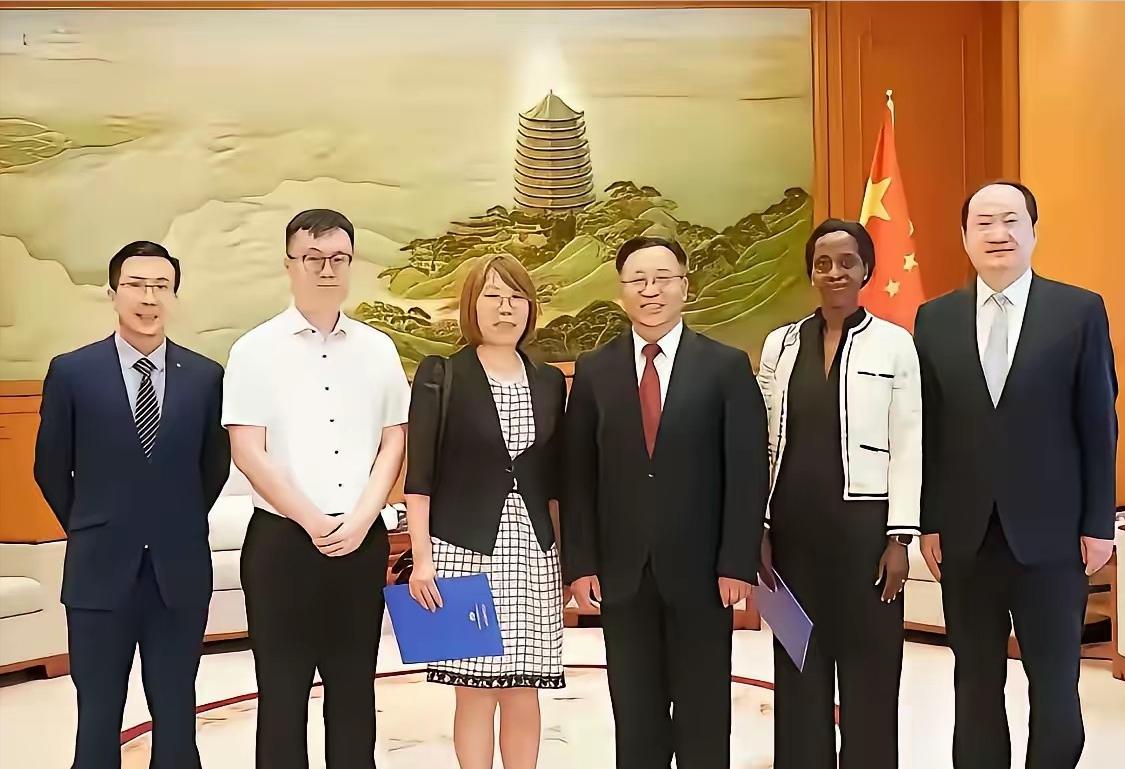 真够狠的！外交学院几千个学生，坐在礼堂里，听一个前外交官讲西方的《全球移民契约》