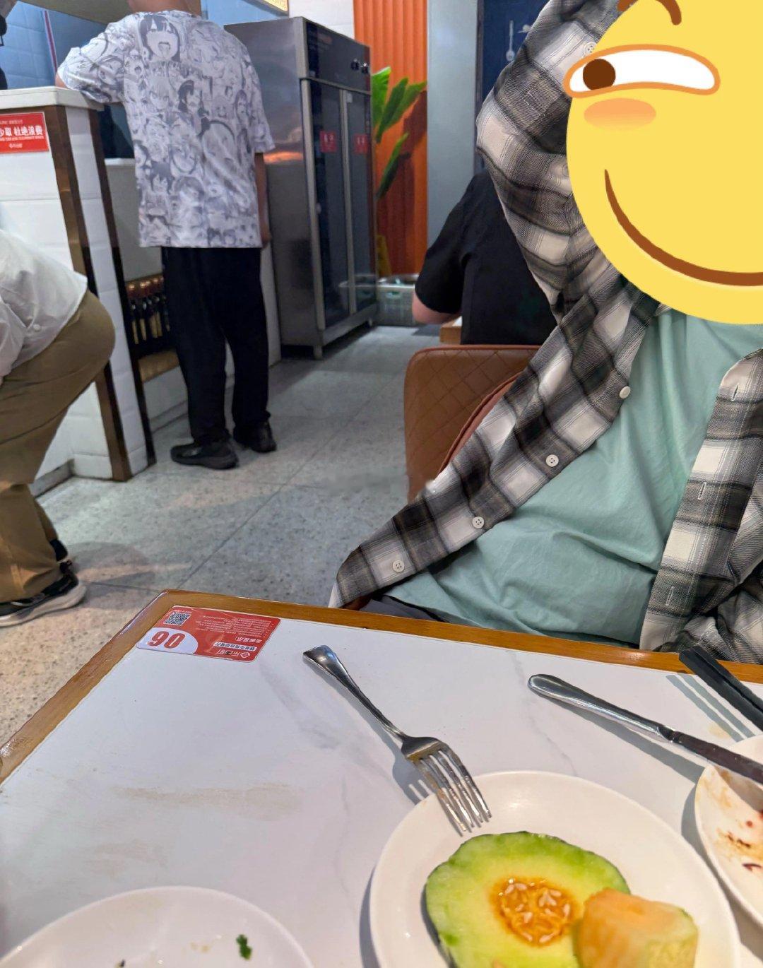 网上串串得了，真有人线下这种穿搭啊 