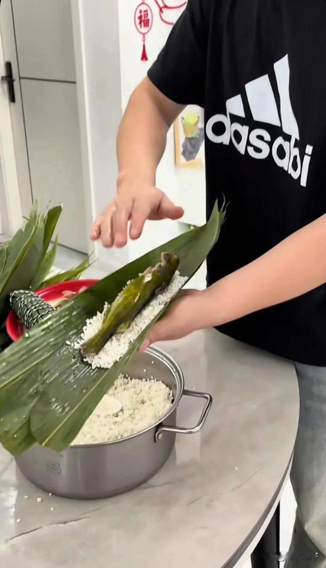 你吃过用鲜鱼作馅的粽子吗？
哪个地方的人会用鲜鱼来包粽子呢？
马上就是端午节了，