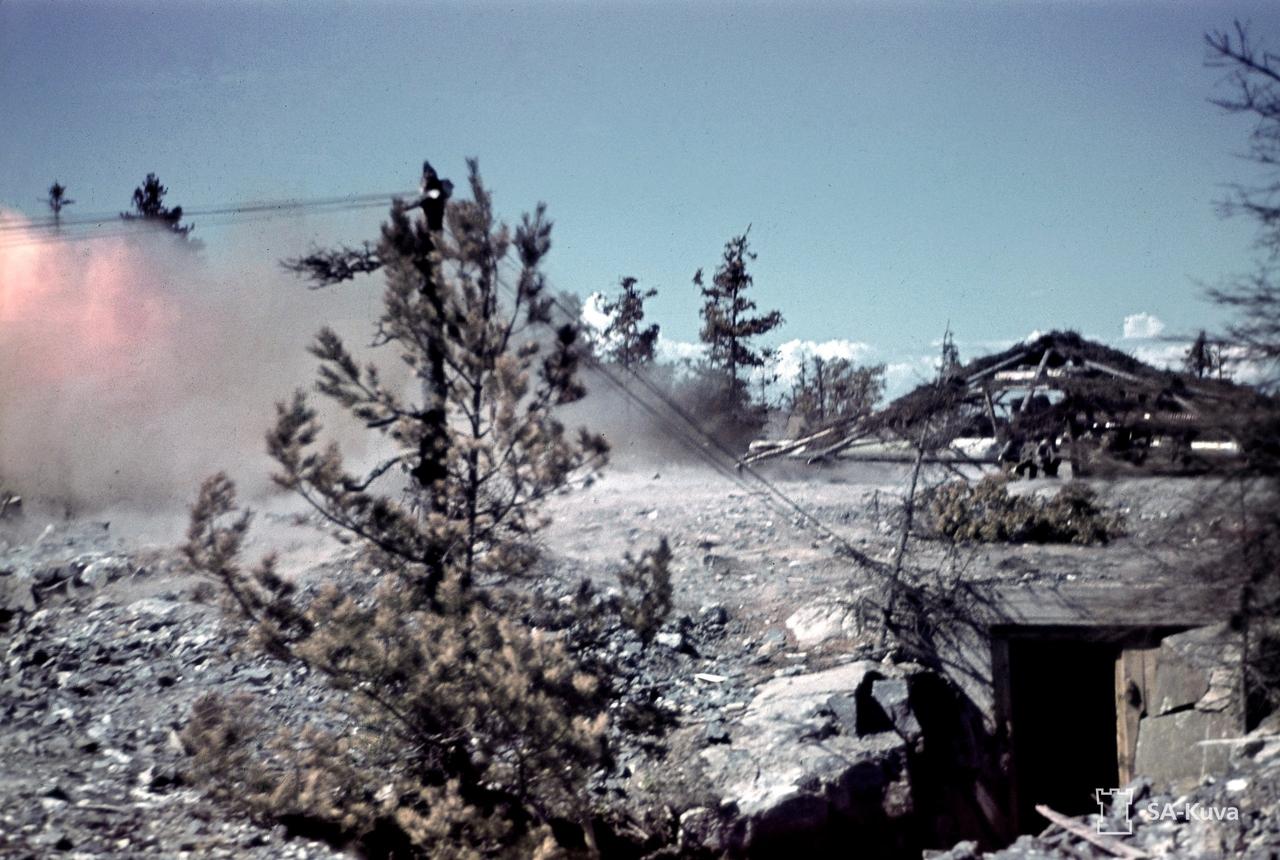 拍摄于1943 年 6 月，地点位于芬兰苏尔屈拉港附近，记录下了当时芬兰军队的炮
