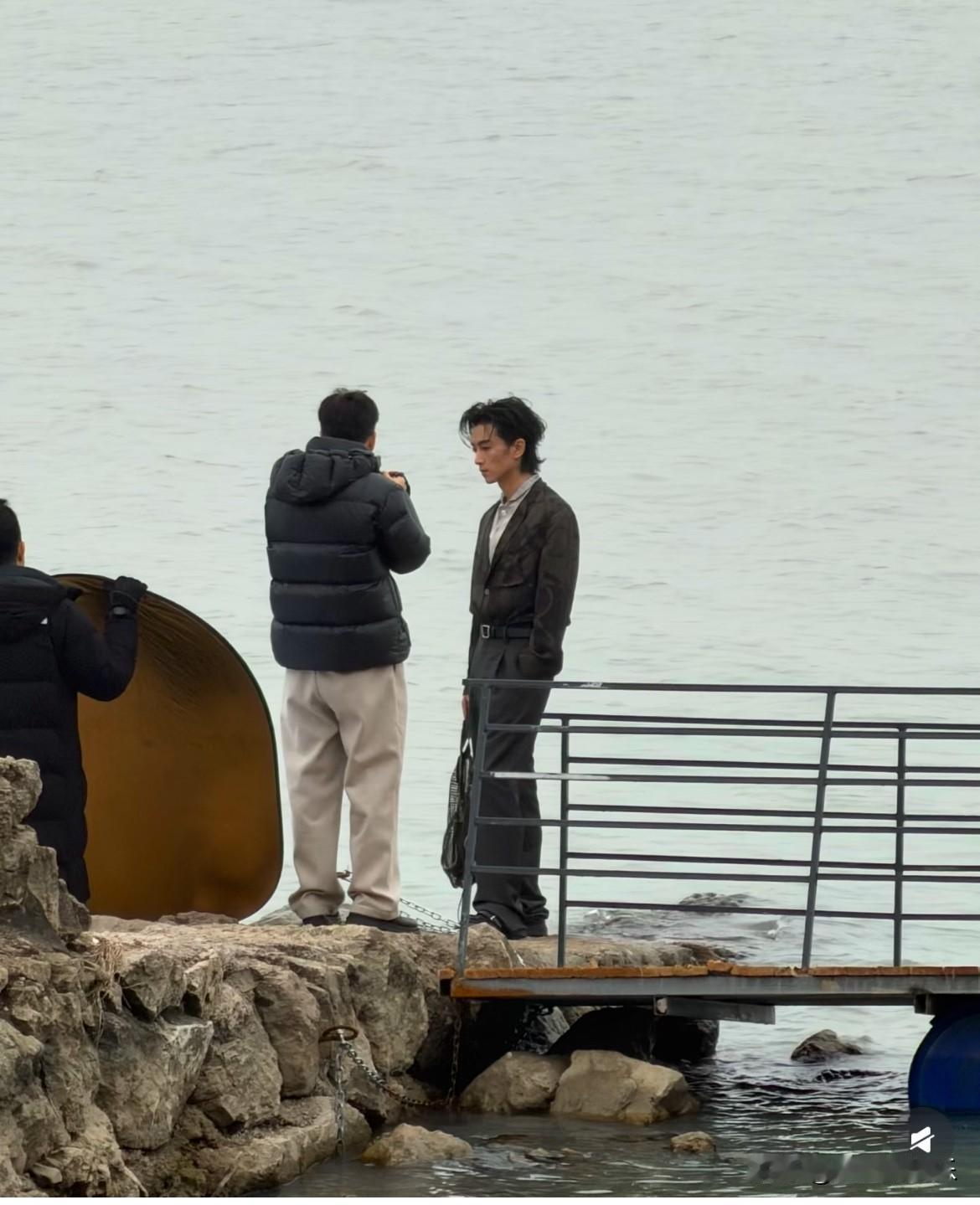 走路也像！[我想静静]
侧脸更像王星越！[笑哭][笑哭]
拍杂志是顺便的，昨天就