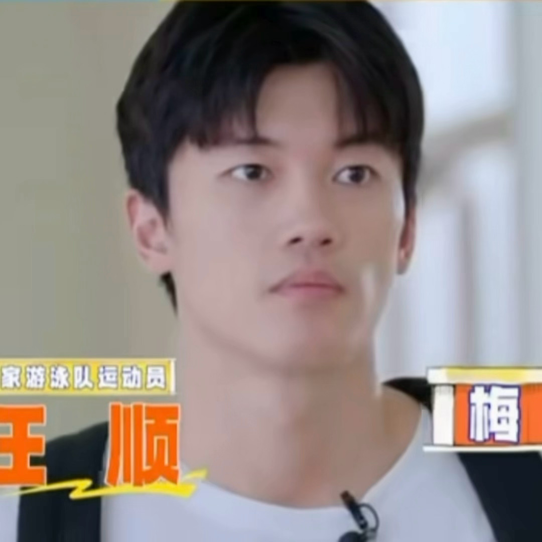 送孩子去上学的时候还是清冷知性美女，怎么上了一年学回来变傻瓜了，给我这个顺顺妈一