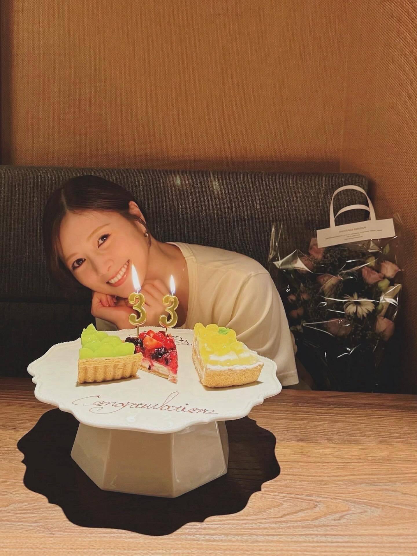 白石麻衣「お友達がお祝いしてくれた日🧁💐また一つレベルアップしました。