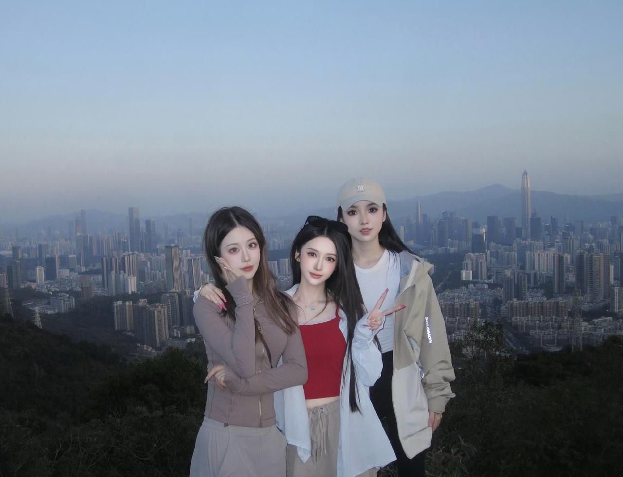 和我的女孩们，一起把城市和山野都装进镜头里。风里是自由，眼里是彼此，累了就瘫在石