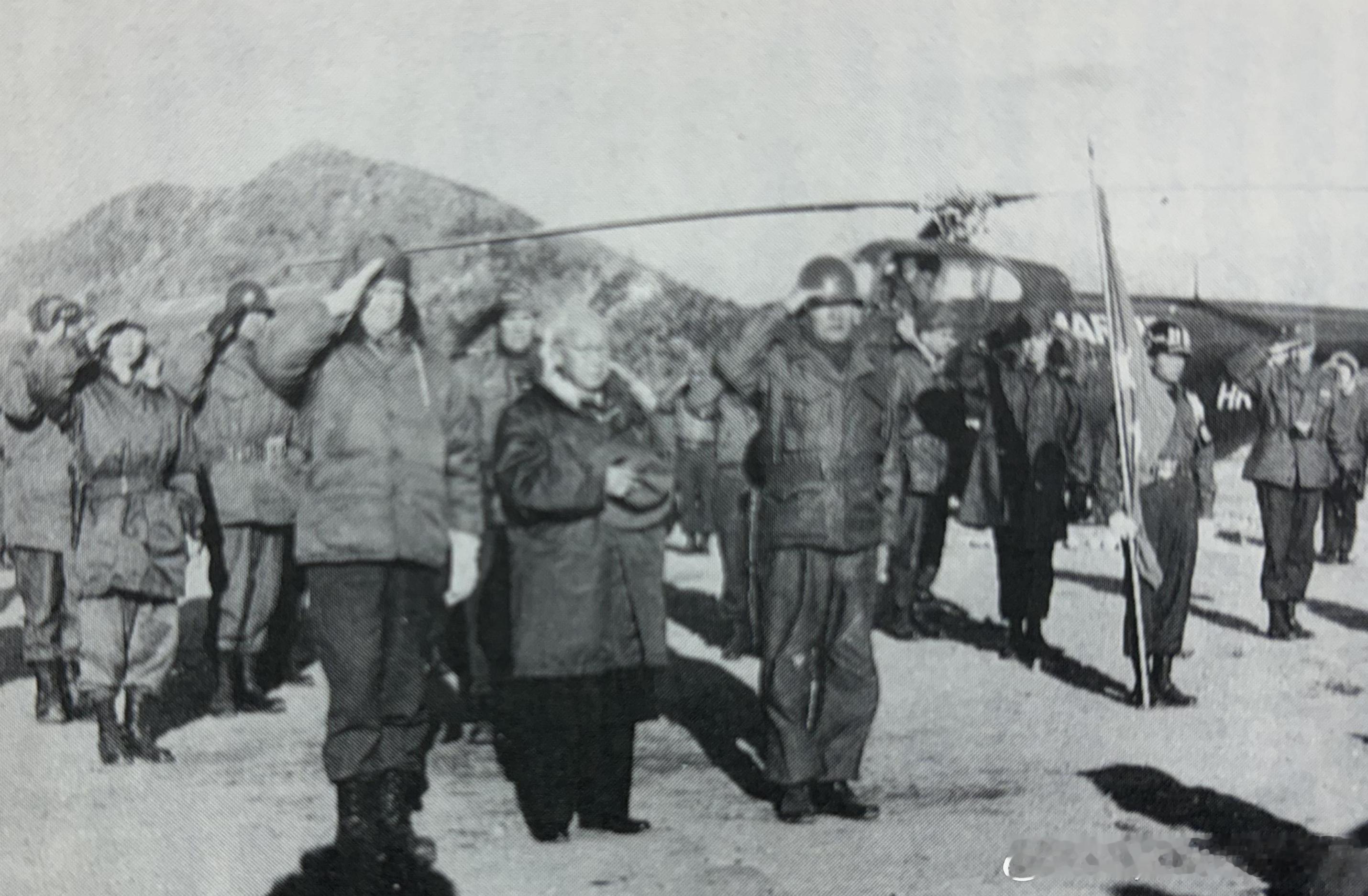 1952年12月艾森豪威尔访问韩国，前排左起艾森豪威尔、李承晚、首都师师长宋尧瓒