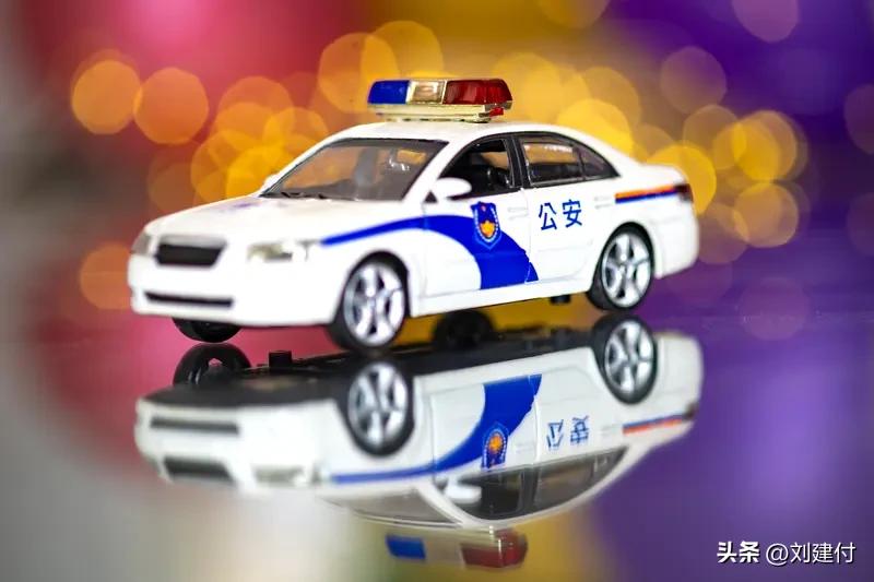 轿车追尾警车获“史上最快出警” 轿车追尾警车，上演“史上最快出警”
一辆私家车径