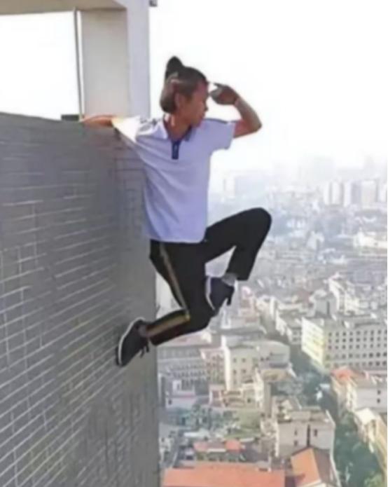 2017年，湖南小伙吴永宁为了赚取10万元，在长沙华远国际大厦263米高的楼顶进