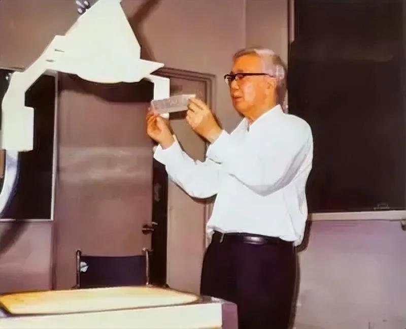 华罗庚说：“大家公认我是一个数学家，多难的数学题我可能能解出来，但是我无法解出铁