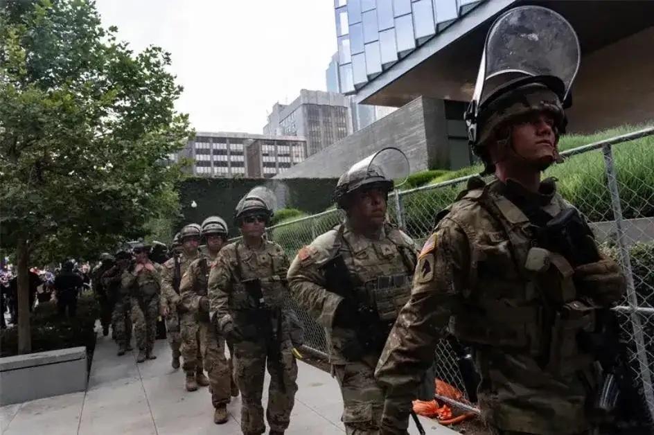 美国总统老特调动的800名国民警卫队员已经部署到首都哥伦比亚特区华盛顿街头，与警