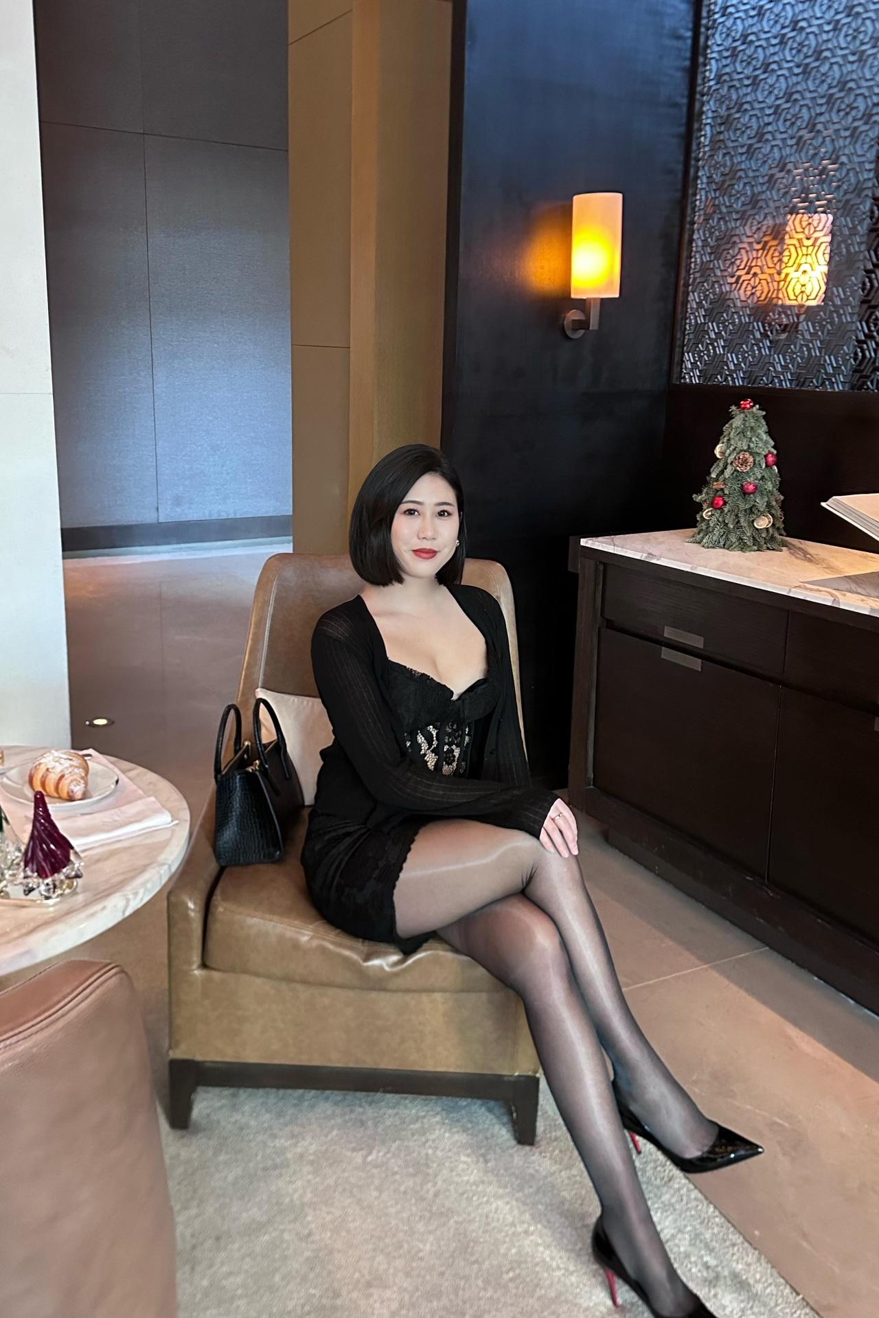 优雅黑裙，自信步伐，都市女性风采