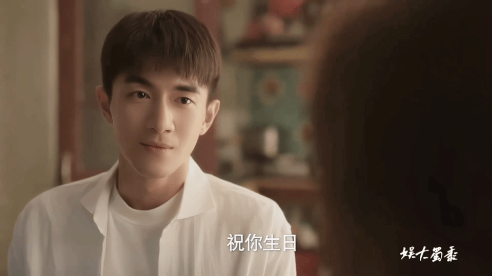 #黄亦玫方协文闪婚# 刘亦菲林更新脸颊吻好甜！方协文追黄亦玫，主动亲吻黄亦玫！哎