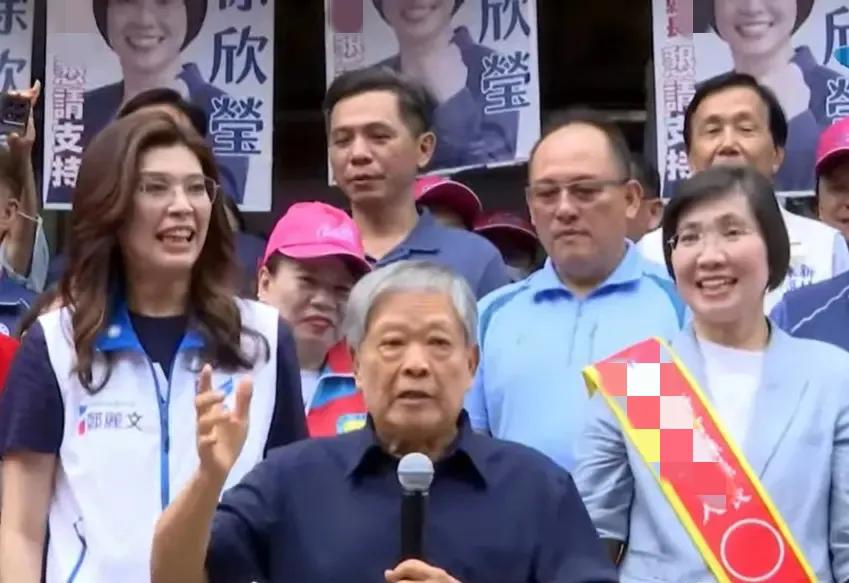 郑丽文在今天（9月3日）陪同徐欣莹登记角逐，但没曾想现场助阵的范振宗却不给面子，