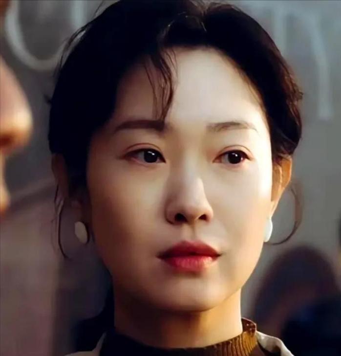 41岁，一年10部戏。
她让“中年女演员没戏拍”成了伪命题。
跑过30个剧组，全