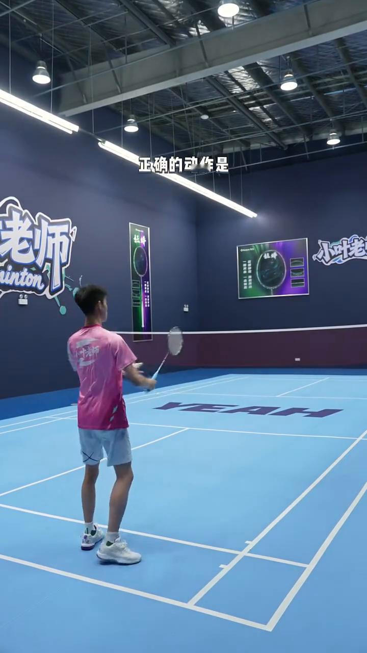 劈吊易错点。
为什么你的劈吊还没我爷爷劈的快？
·一、跟吊球一样去包切球头，包的