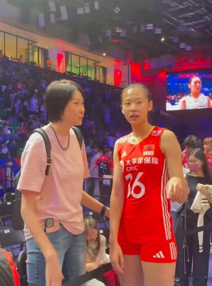 王奥芊和赵蕊蕊这“母女俩”逮着机会就传授经验啊！赵蕊蕊是真的喜欢这个小副攻王奥芊