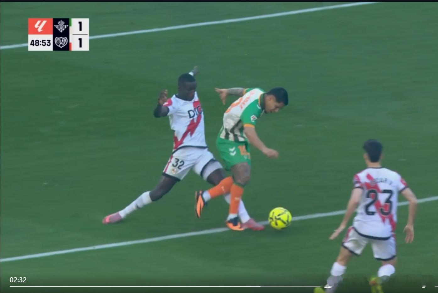 诺贝尔-门迪的犯规，很明显是在禁区线上，无论如何我都找不到判罚任意球的理由主裁判