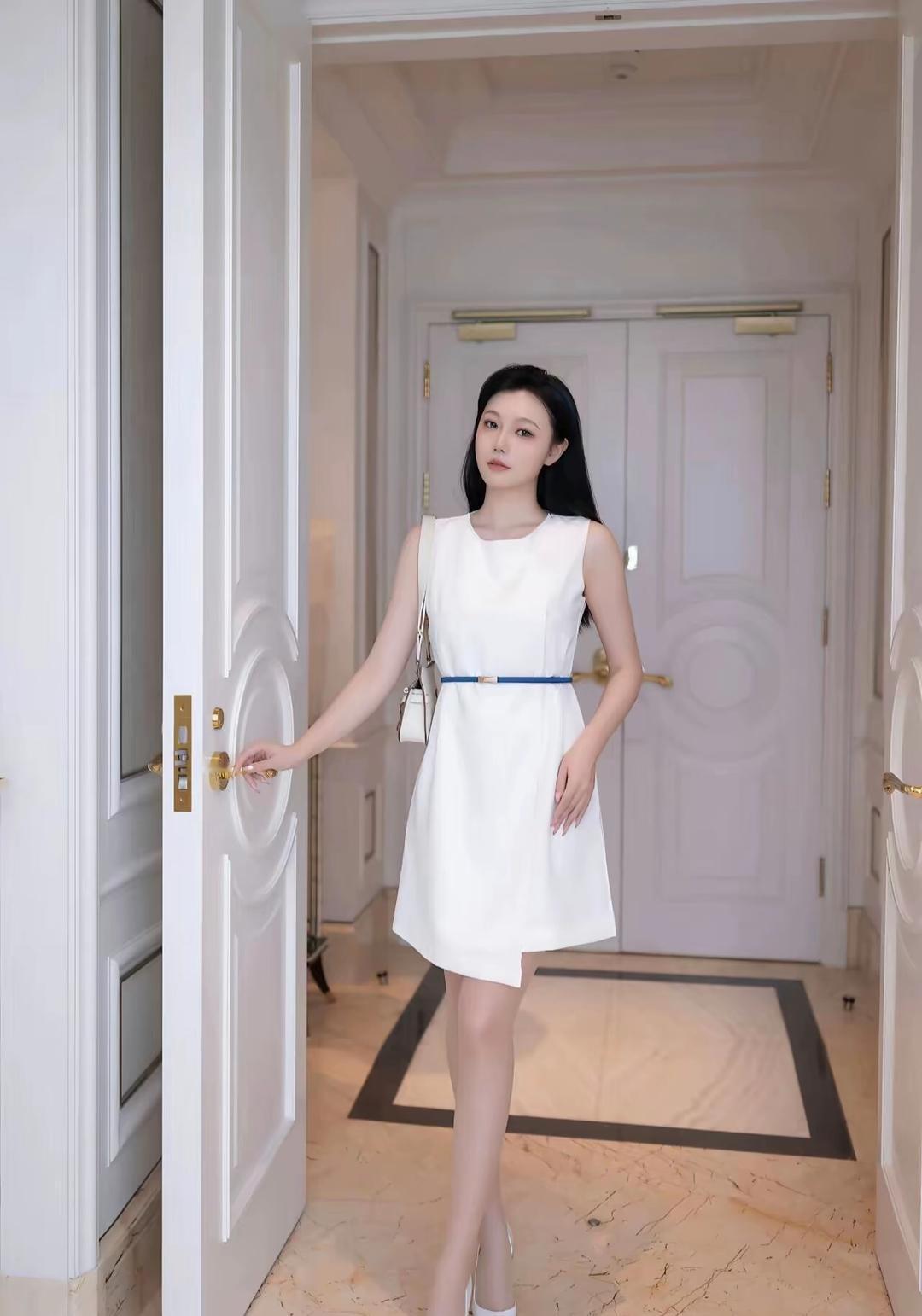 ✨ 画面整体氛围
这组照片以轻奢酒店/公寓室内场景为背景，纯白与暖棕色调交织，营