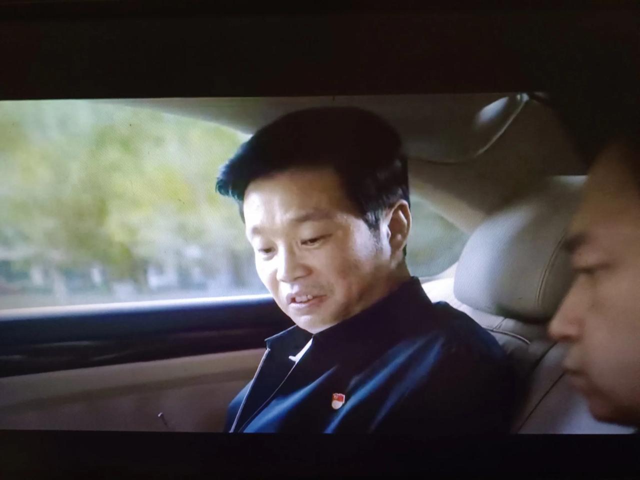 白夜破晓里最讨厌的就是新来的这个四眼领导了吧。不懂装懂，混水摸鱼。不知他是不是故