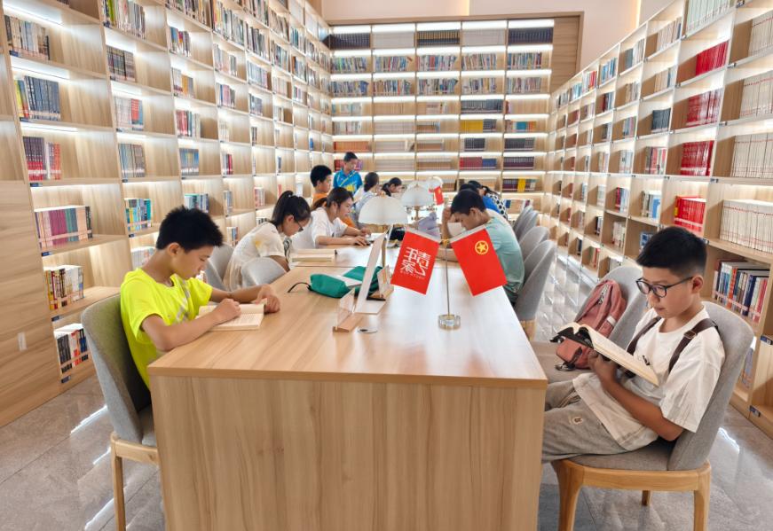 最近出版圈有个热词叫“卖气”，指图书在标题设计、封面装帧、营销话术上刻意打造话题