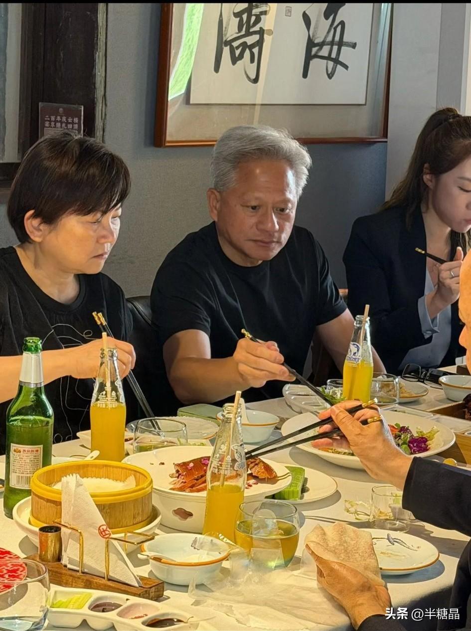 黄仁勋简直是学霸天花板，荣誉博士横跨三大洲。他获得六个博士学位
1.中国台湾交通