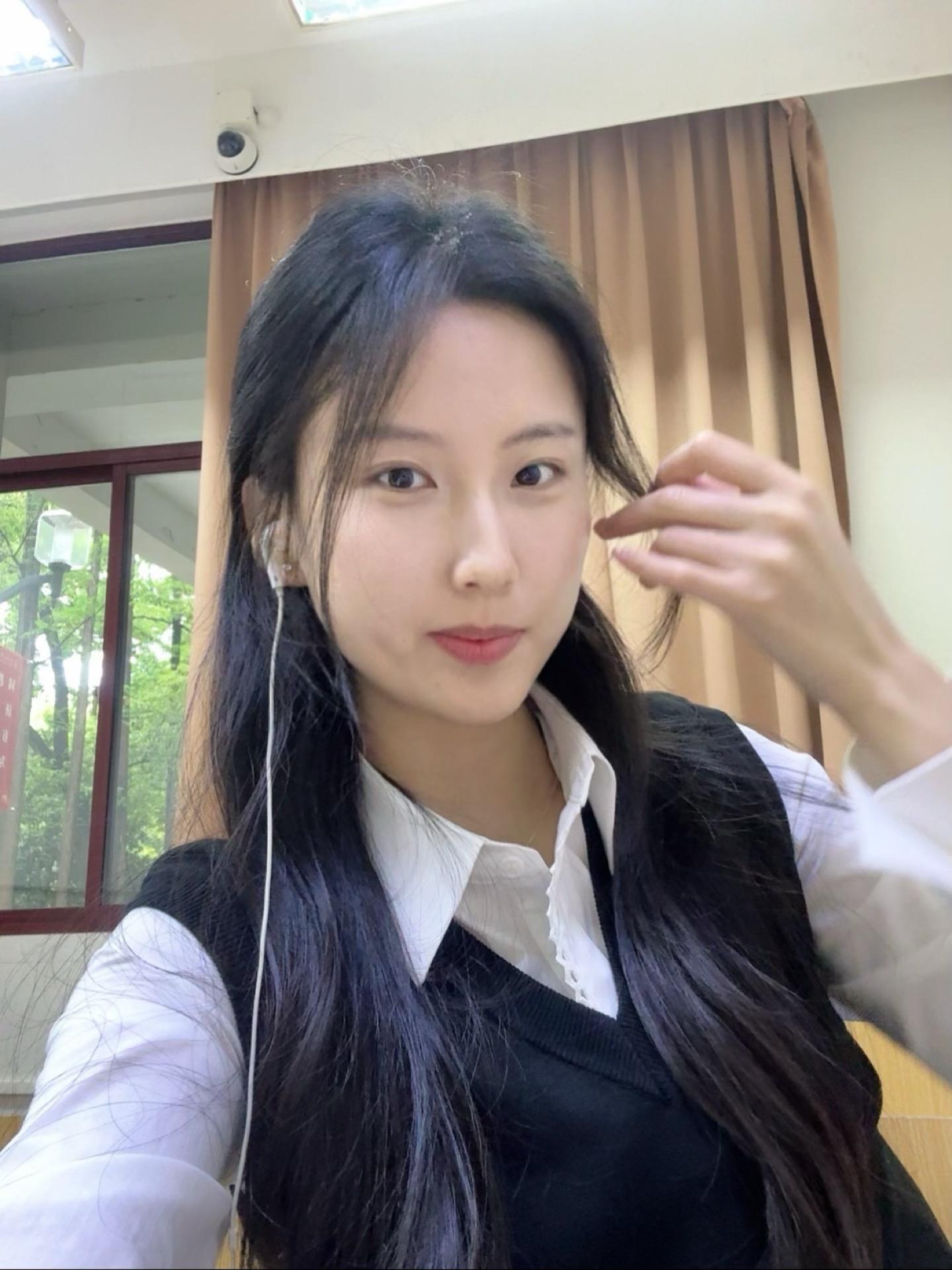 有没有好好学习和想我 伪素颜真的太青春美少女了，我好像很少发自拍live哎