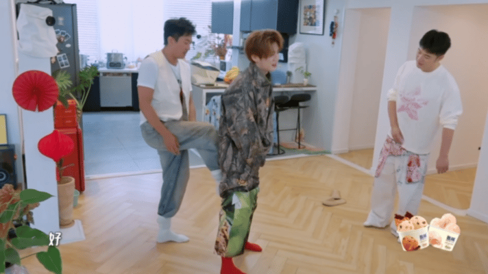 邓超单脚给鹿晗穿裤子邓超这是可以踢的吗 邓超挑战单脚穿裤，瞄准鹿晗的腿就是一脚。