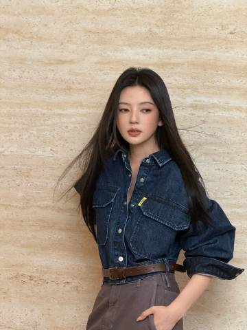 何瑞贤果然浓颜美人何瑞贤黑长直牛仔外套何瑞贤的浓颜真的很有辨识度，黑长直衬得五官