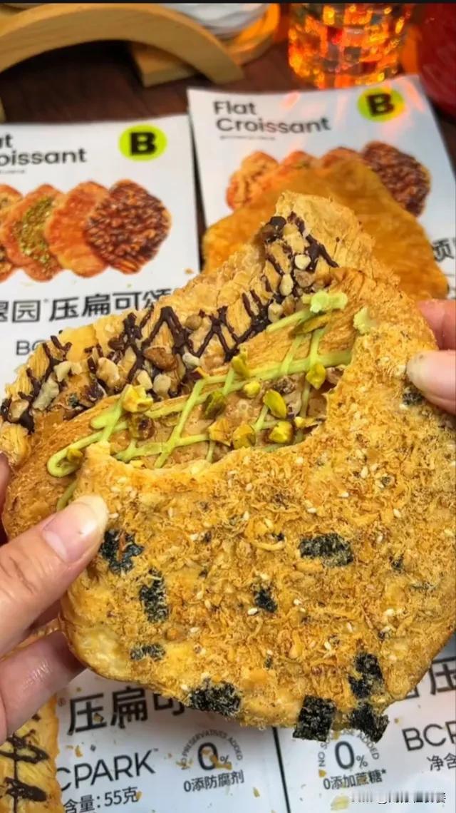 谁懂这一口的酥脆啊！
超火的全麦压扁可颂，
酥酥脆脆超好吃，
现在卷到这个价就到