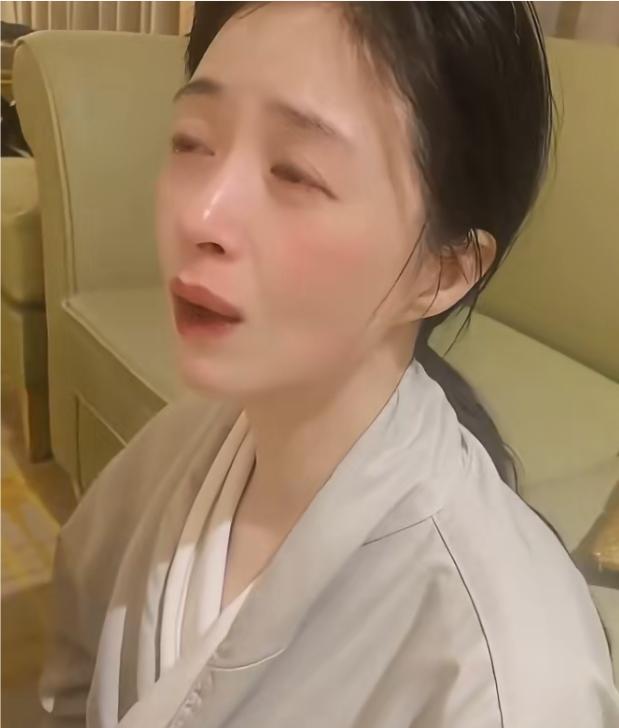 蒋欣杀青了，哭着笑，瘦了十五斤。
礼服不换，她说：我穿得下，不是为了好看，是没白