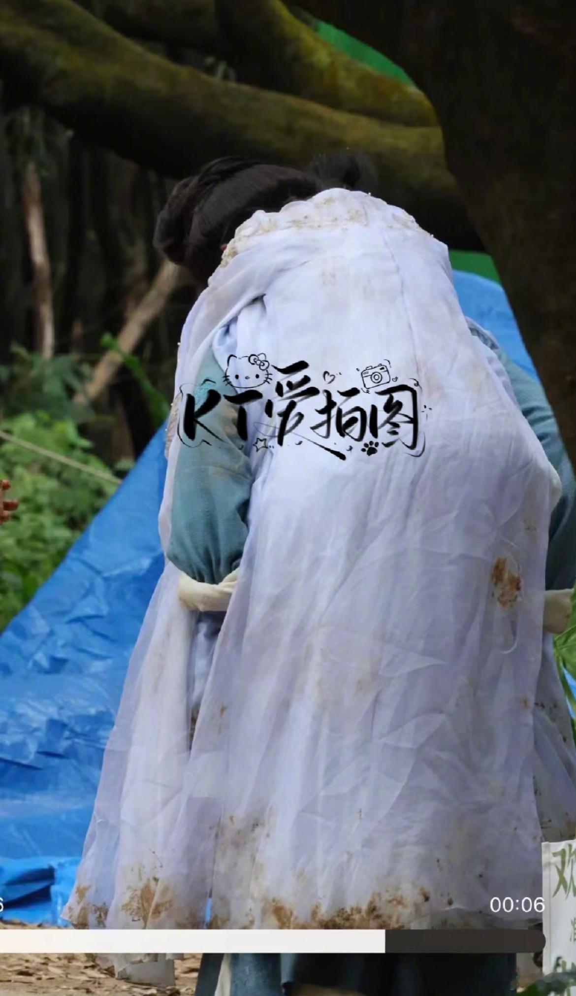 这个尚公主怎么一下从惬意的乡下生活切换着急模式，言尚背着受伤的慕晚摇。边跑边笑的
