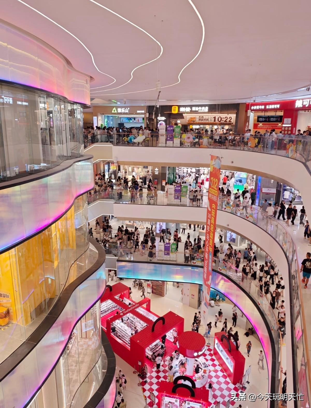 其实一个女人，心里装着自己的家庭和丈夫，外面再有诱惑，也该懂得守住底线。
 
好