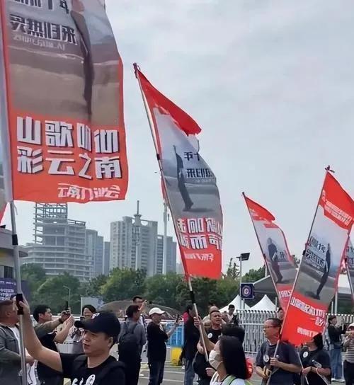 刀郎演唱会热度居高不下，周边更是卖到爆。现场周边售卖区被粉丝围得水泄不通，有人为