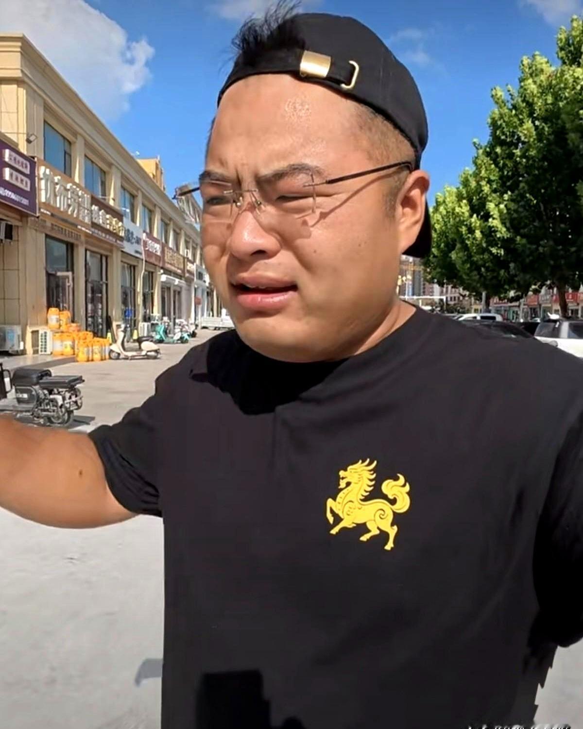 小界一闹情绪，先停下来的不是饭点，是人心。
可更扎眼的是，她的对象还在豆二两那家