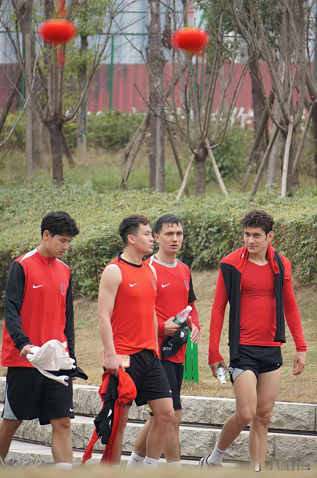 蓉城都快成新疆球员的第二故乡了！
大家有没有发现，成都蓉城特别喜欢引进新疆籍球员