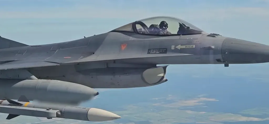 “基辅幽灵”怒了！俄军雪上加霜，“爱国者”打光了，F-16也没导弹了。据TWZ战