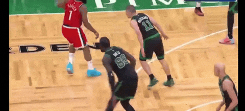 哈登炒菜晃晕普里查德，轻松上篮得分。
今天快船在客场挑战凯尔特人，最终以118-