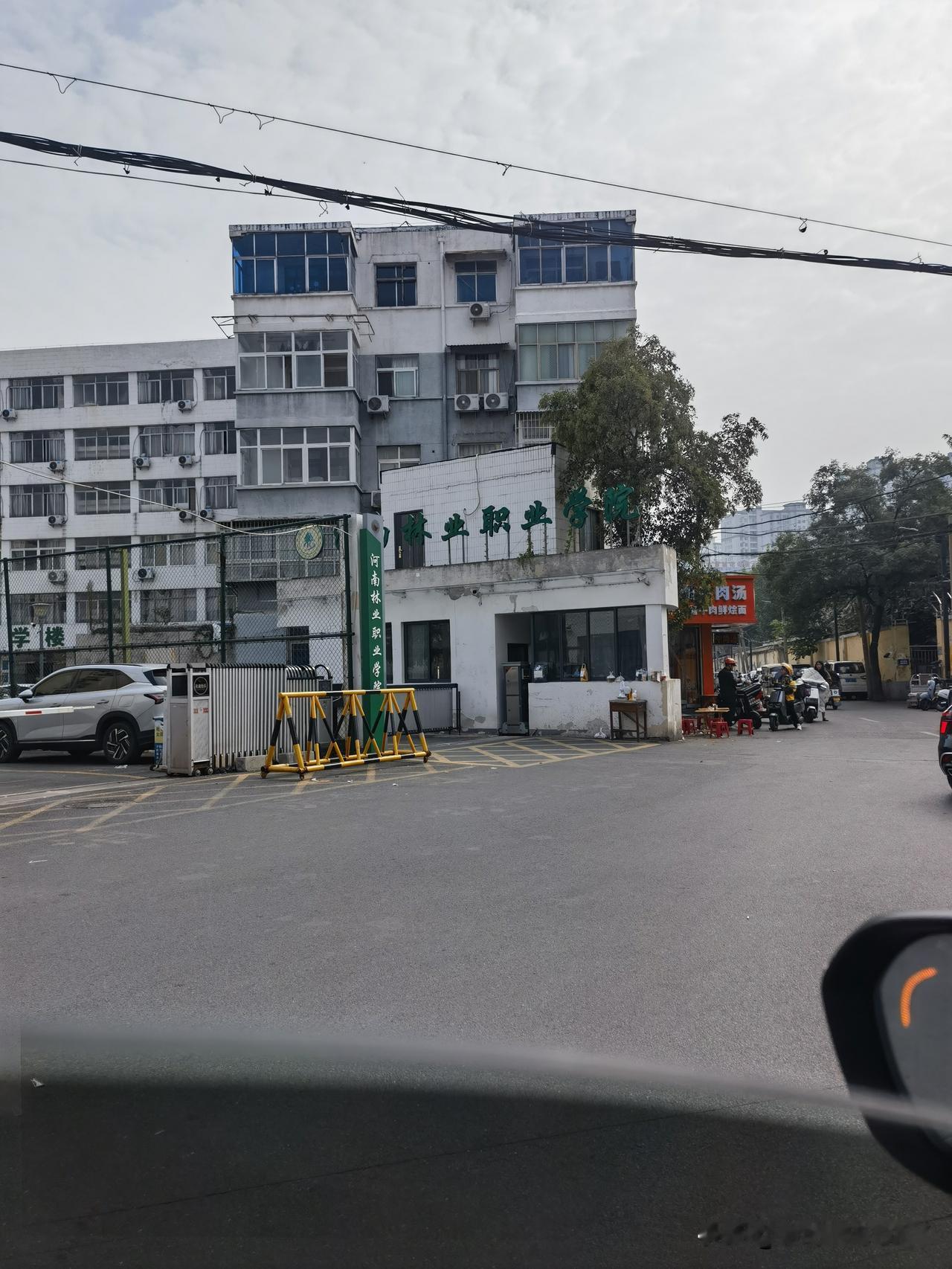 无意中看到，洛阳还有这个学校：河南林业职业学院，不过位置还是很不错的，西边不远是