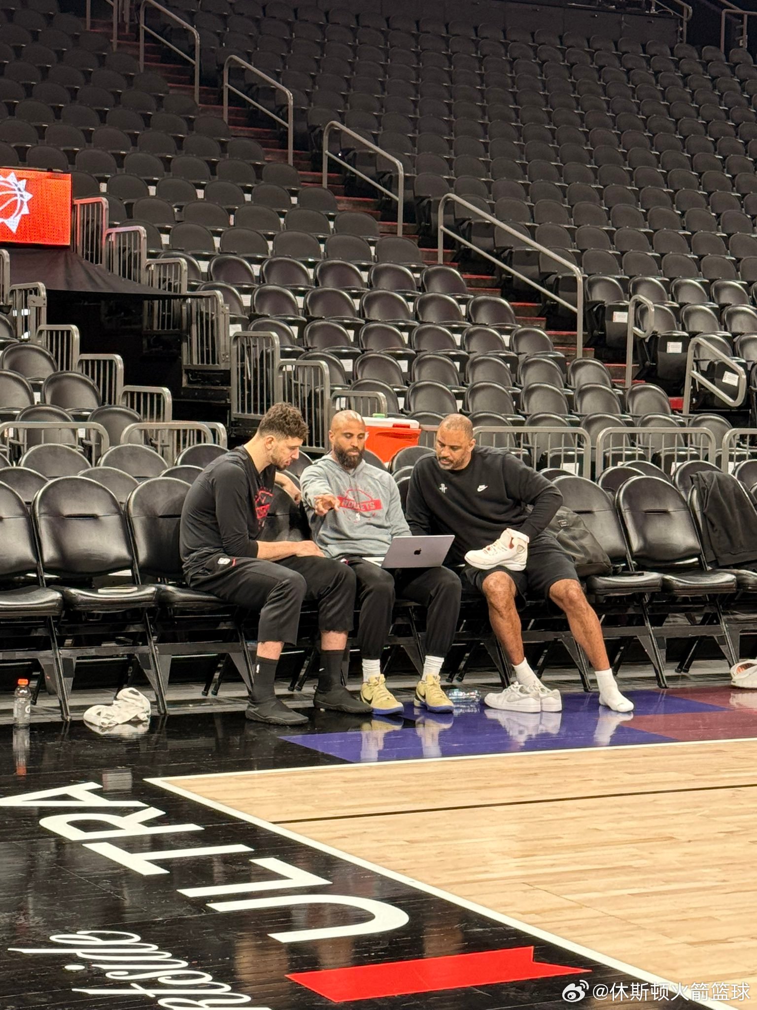 赛前申京和乌度卡及助教一起观看录像！！！火箭vs太阳休斯顿火箭休斯顿火箭