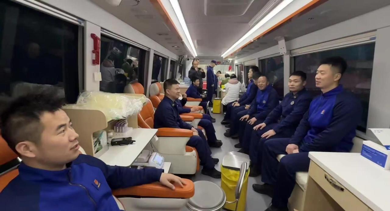 消防救援在行动😊建设银行随其后呀👍🏻人生有限爱心无限❤️