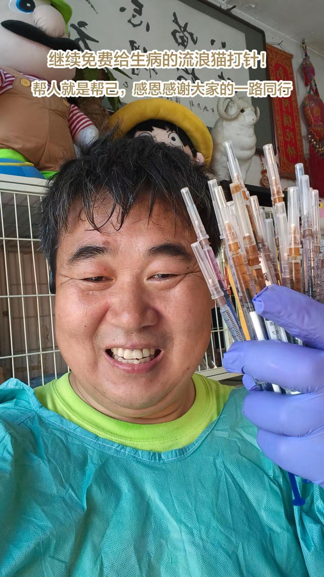 勿忘喵心，方得始终！这8个大字在我身后墙上那个牌匾上，是七八年前我帮忙给猫找家，