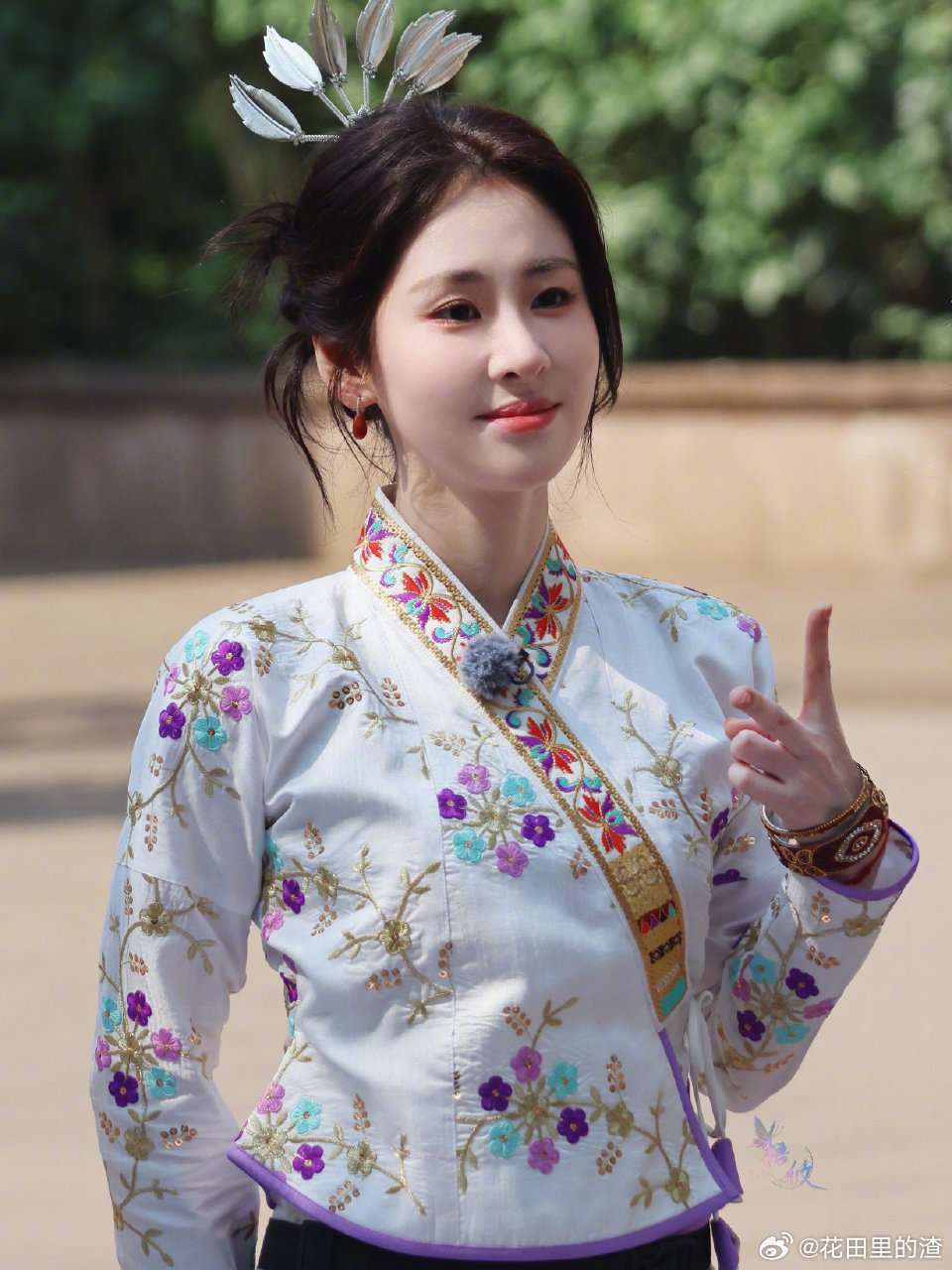 张碧晨完全是傣族公主 每一帧都美如画！张碧晨傣族造型清雅灵动，素雅服饰衬得气质干