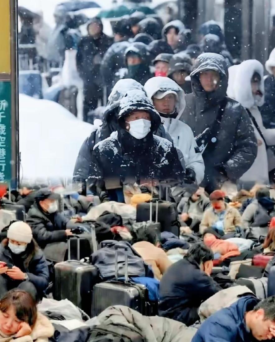 令人哭笑不得！日本北海道数千中国游客大雪滞留机场，高喊“国家包机接回”，把大使馆