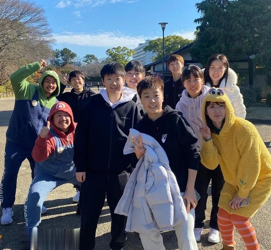 早田希娜张本美和尽地主之谊，和国乒玩合拍，大迪站在最后面显得好小。
咦，左瞅右瞅
