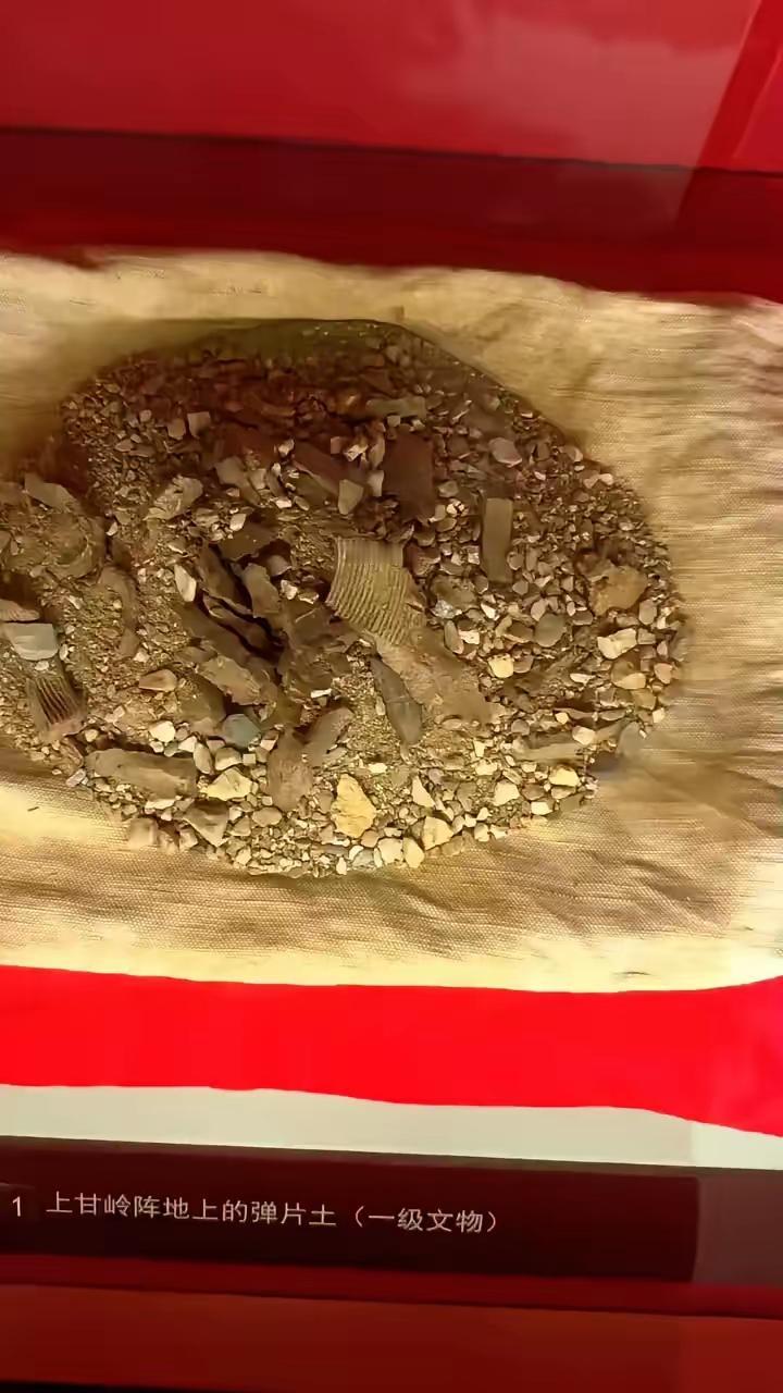 看到上甘岭阵地上那满是弹片的一铲土，心里真不是滋味。1952年10至11月的上甘